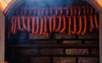 Wie baut man eine Räucherkammer für den Garten? Vitcas verwenden